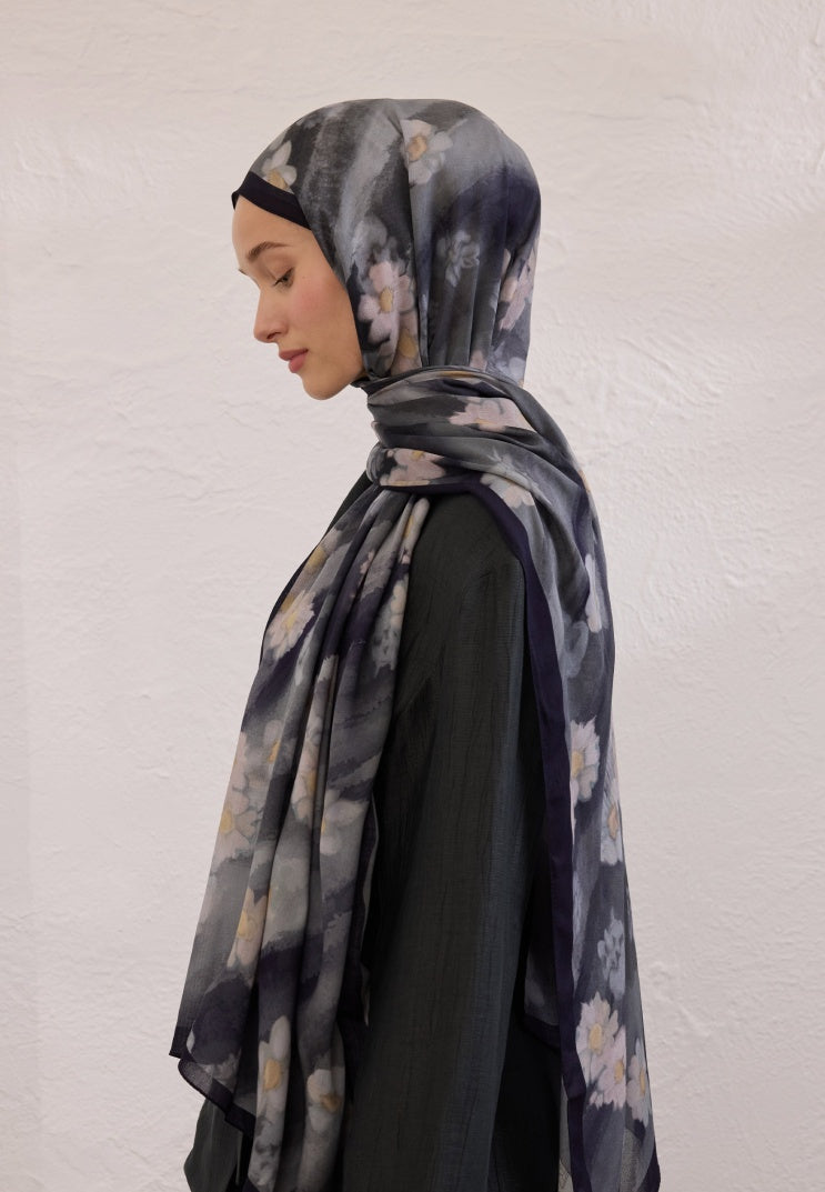 SOFT DAISY PATTERN RAMI HIJAB NAVY BLUE
