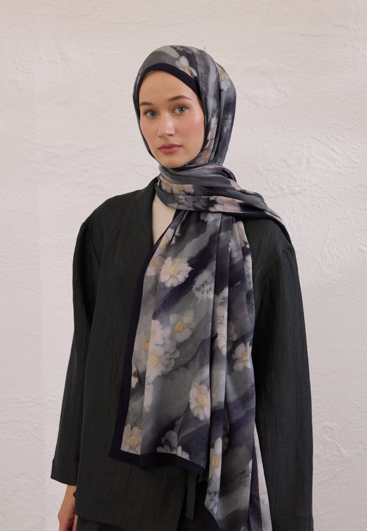 SOFT DAISY PATTERN RAMI HIJAB NAVY BLUE