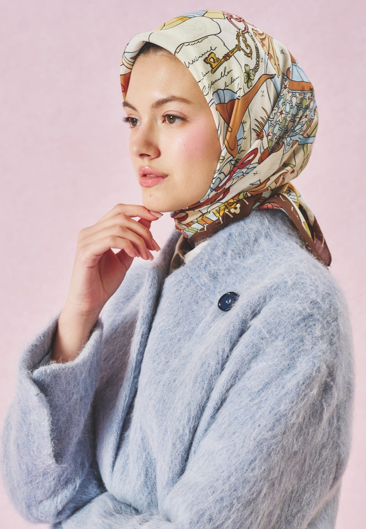 A CINDERELLA’S DREAM PATTERNED FLOSS VISCOSE SCARF COFFEE CREAM