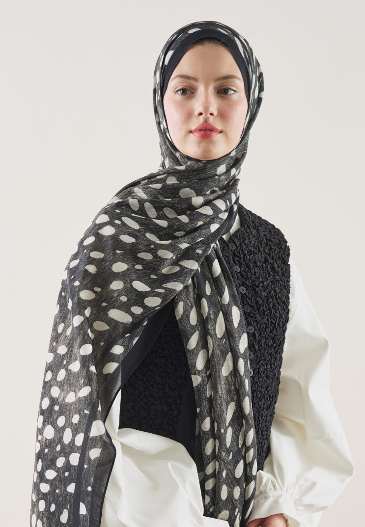 WILD FAWN PATTERN RAMI HIJAB BLACK
