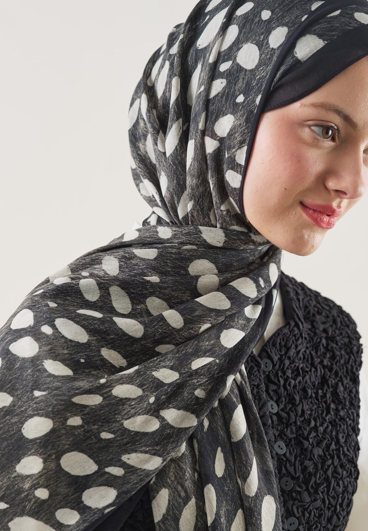 WILD FAWN PATTERN RAMI HIJAB BLACK